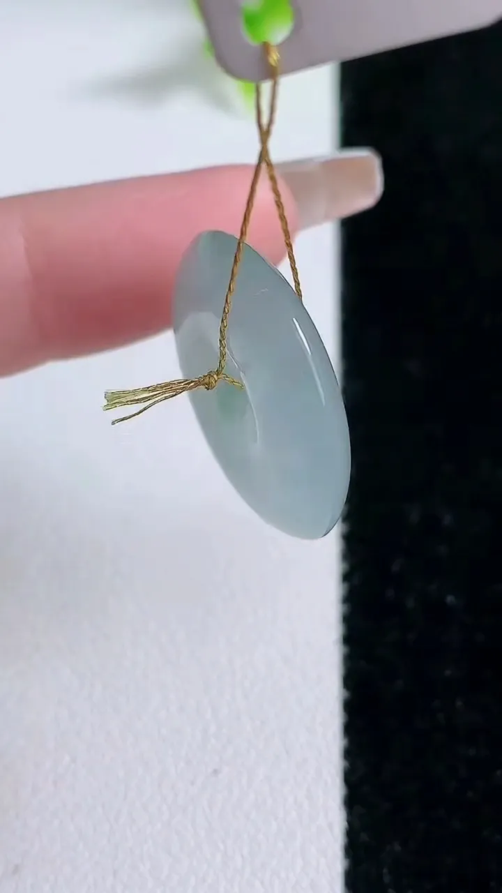 天然A货翡翠飘花平安扣吊坠，尺寸22-5，重量:5.07g
1月30日