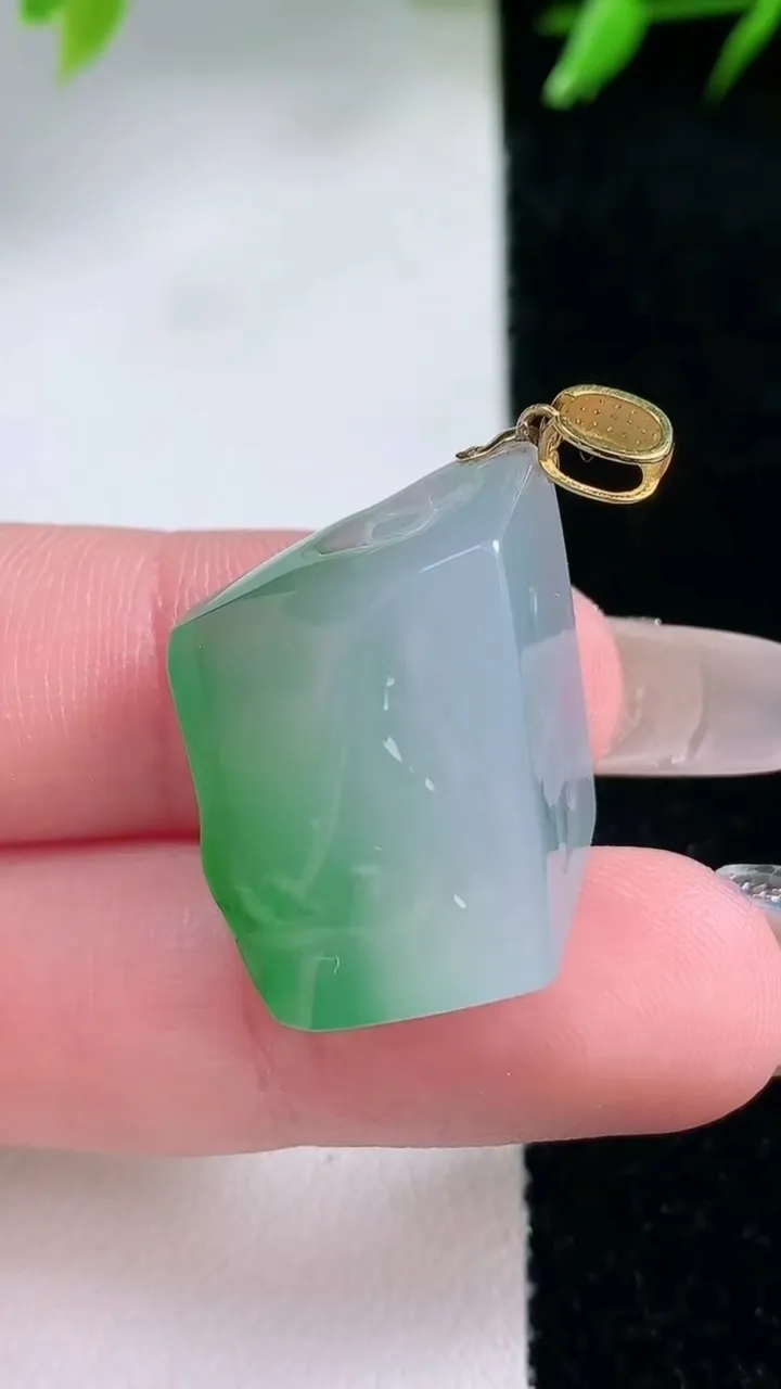 天然A货翡翠原石吊坠，尺寸24.8-20.2-10.6，重量:9.32g
1月30日