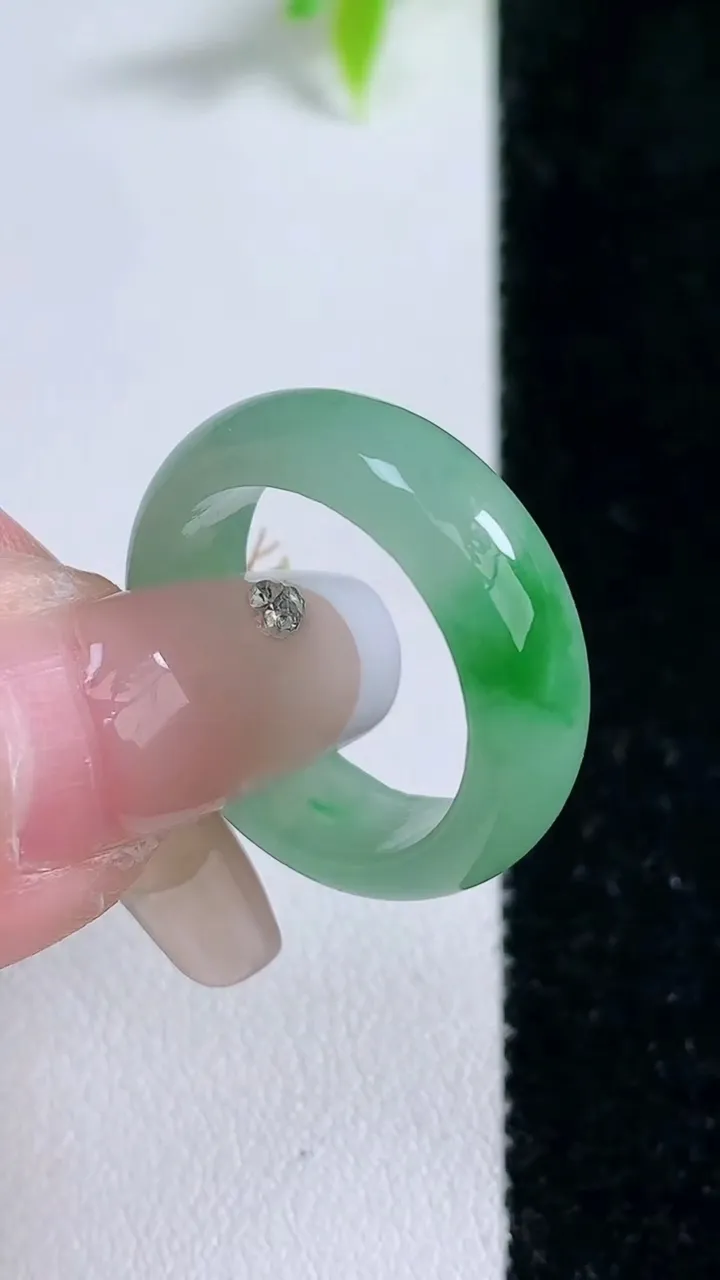 天然A货翡翠指环戒指，尺寸17.7-6.6-3，重量:4.23g2026年1月30日
工厂直销收藏佳品,种好水足，色泽均匀，有种有色，上手高大气！