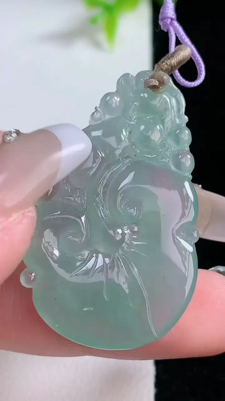 天然A货翡翠如意吊坠，尺寸41-25-3.8，重量:7.54g
1月30日