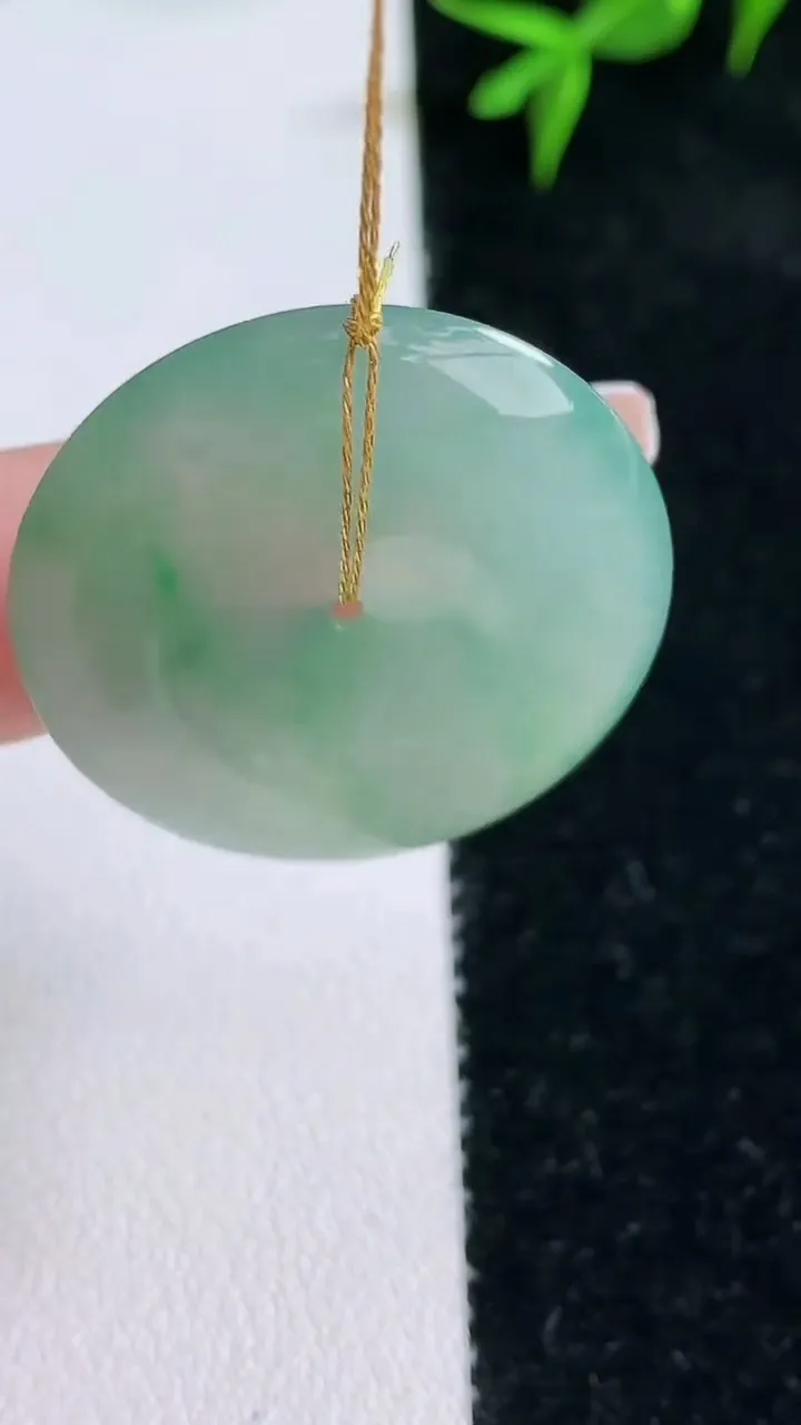 天然A货翡翠平安扣吊坠，尺寸28.6-5.4，重量:9.60g
1月30日