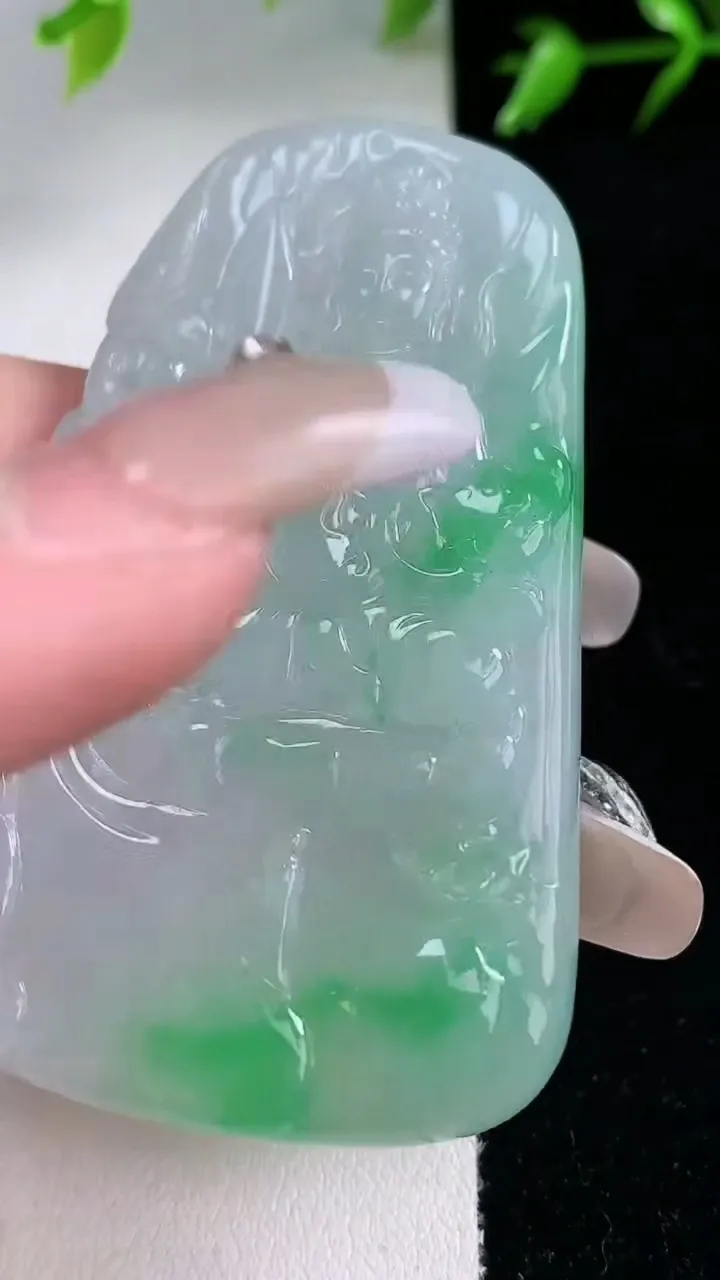 天然A货翡翠虚空藏菩萨吊坠，尺寸61.7-40.4-6，重量:33.21g
1月30日