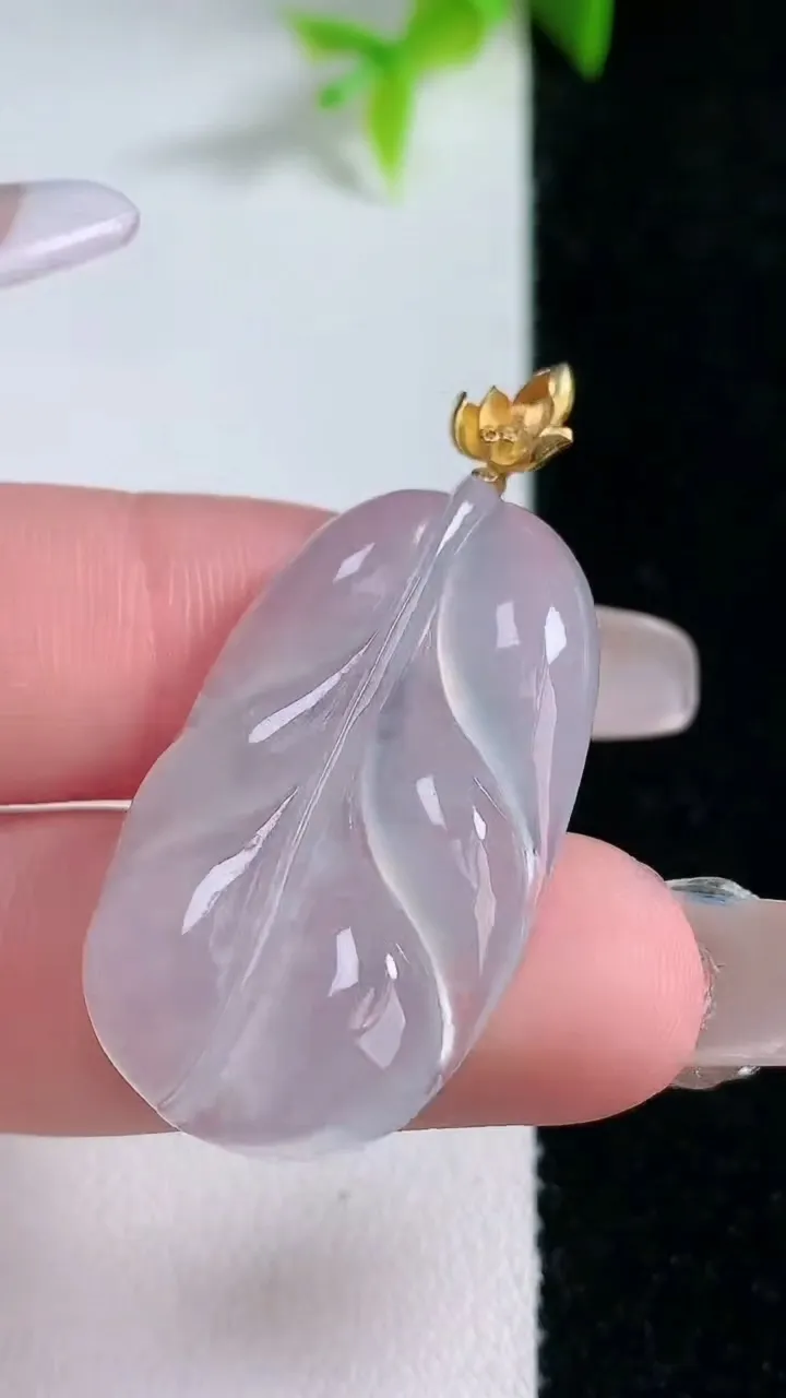 天然A货翡翠种白冰金枝玉叶 叶子吊坠，尺寸32.3-20.2-4.7，重量:6.66g
1月30日