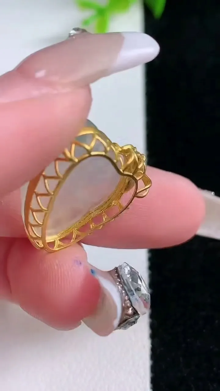 天然A货翡翠种飘花佛公吊坠，尺寸15.2-23.6-8.3，重量:4.17g
1月30日