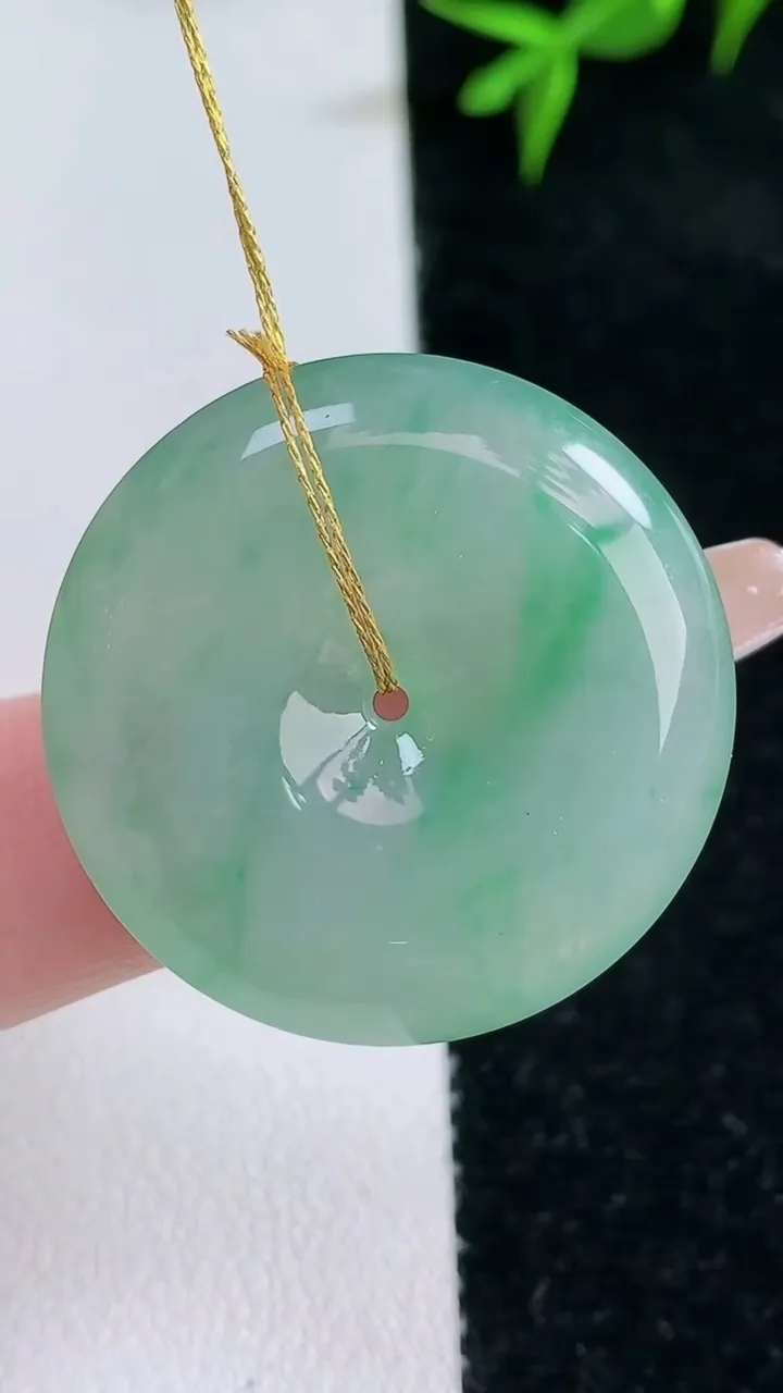 天然A货翡翠平安扣吊坠，尺寸28.6-5.4，重量:9.60g
1月30日