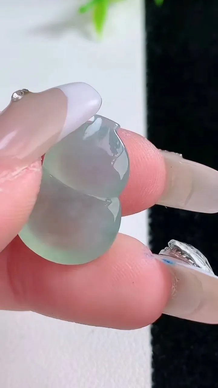 天然A货翡翠葫芦镶嵌件，尺寸21-15-6.6，重量:3.57g
1月30日