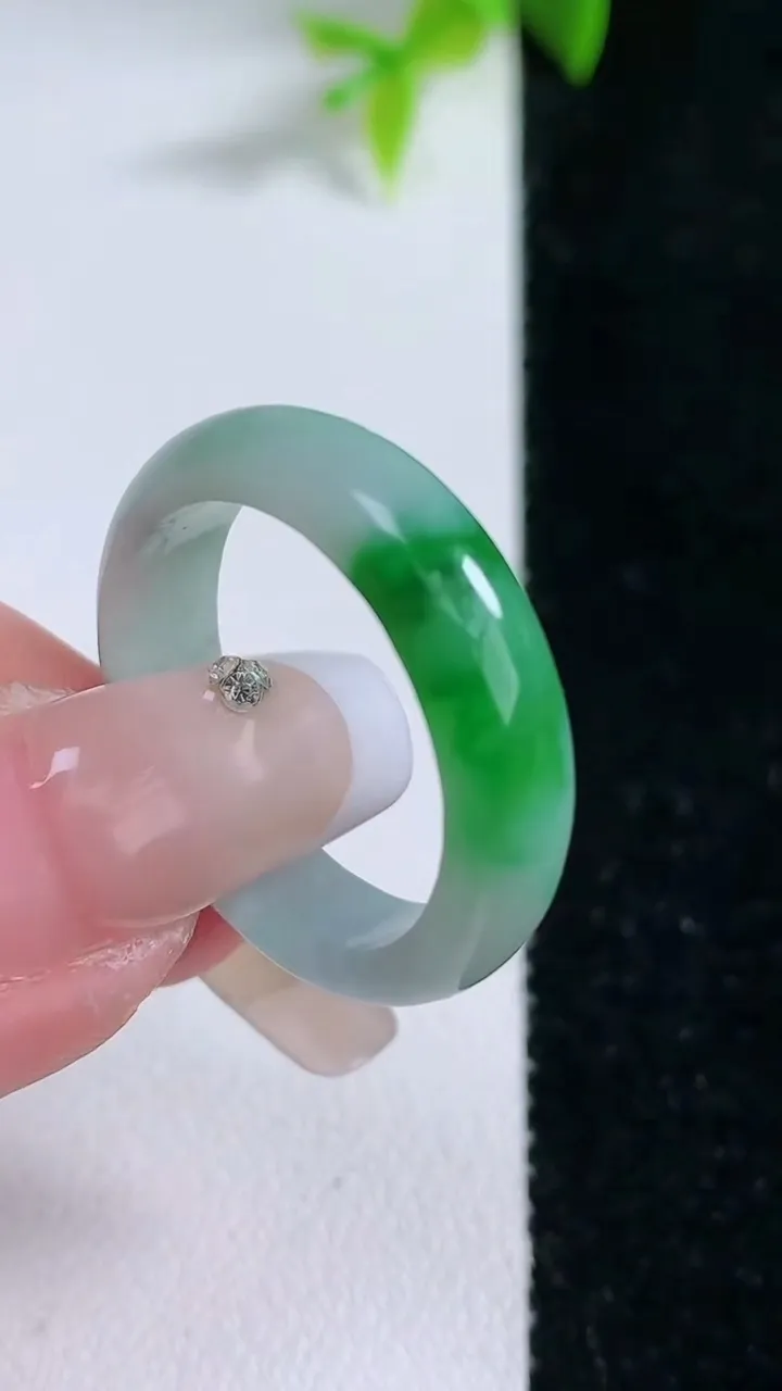 天然A货翡翠指环戒指，尺寸20.3-5.5-3，重量:4.03g2026年1月30日
工厂直销收藏佳品,种好水足，色泽均匀，有种有色，上手高大气！