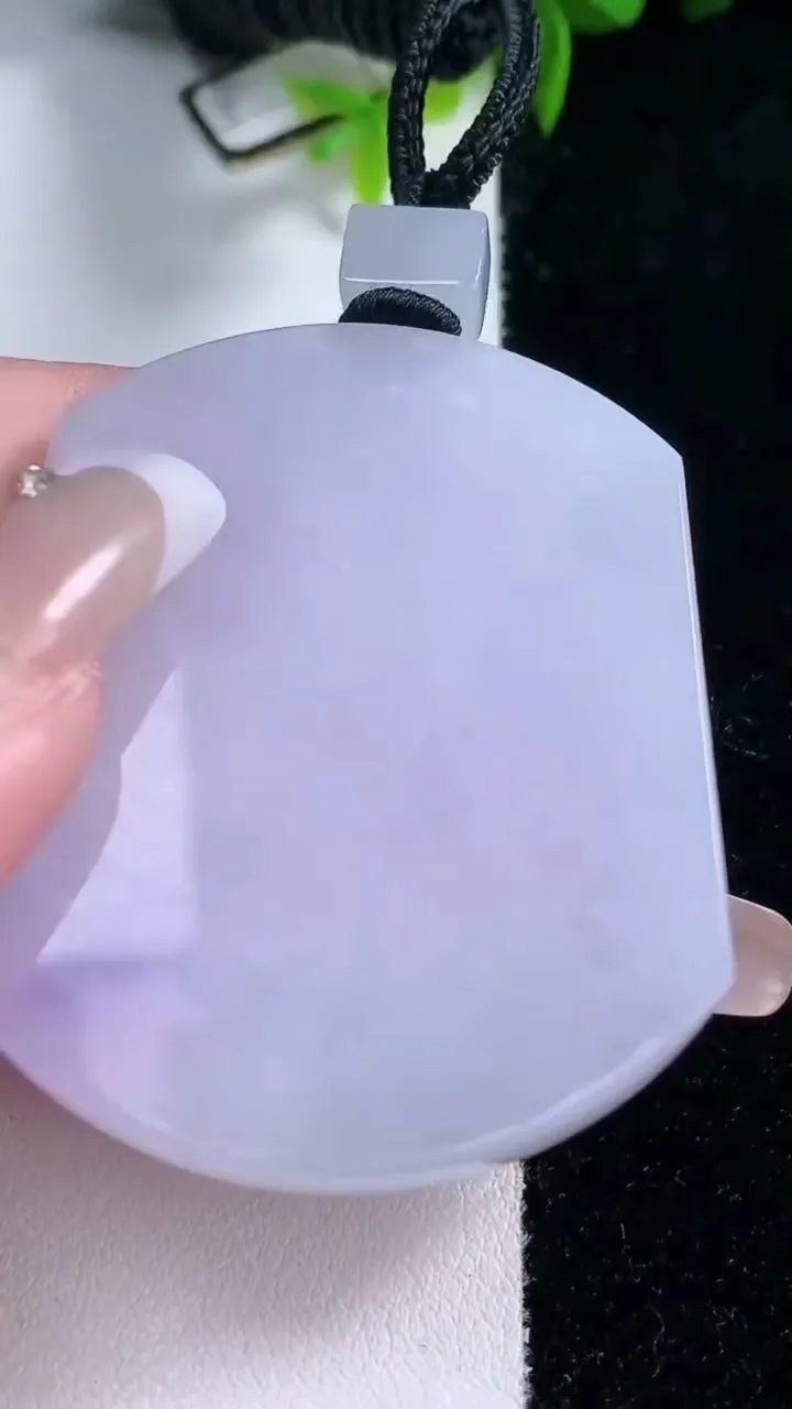 天然A货翡翠紫罗兰无事牌吊坠，尺寸52.8-44.2-5.6，重量:42.09g
1月30日