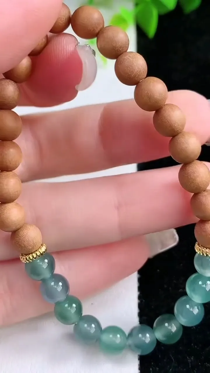 天然A货翡翠圆珠手串，尺寸6.3，重量:6.80g1月30日
工厂直销收藏佳品,种好水足，色泽均匀，有种有色，上手高大气！