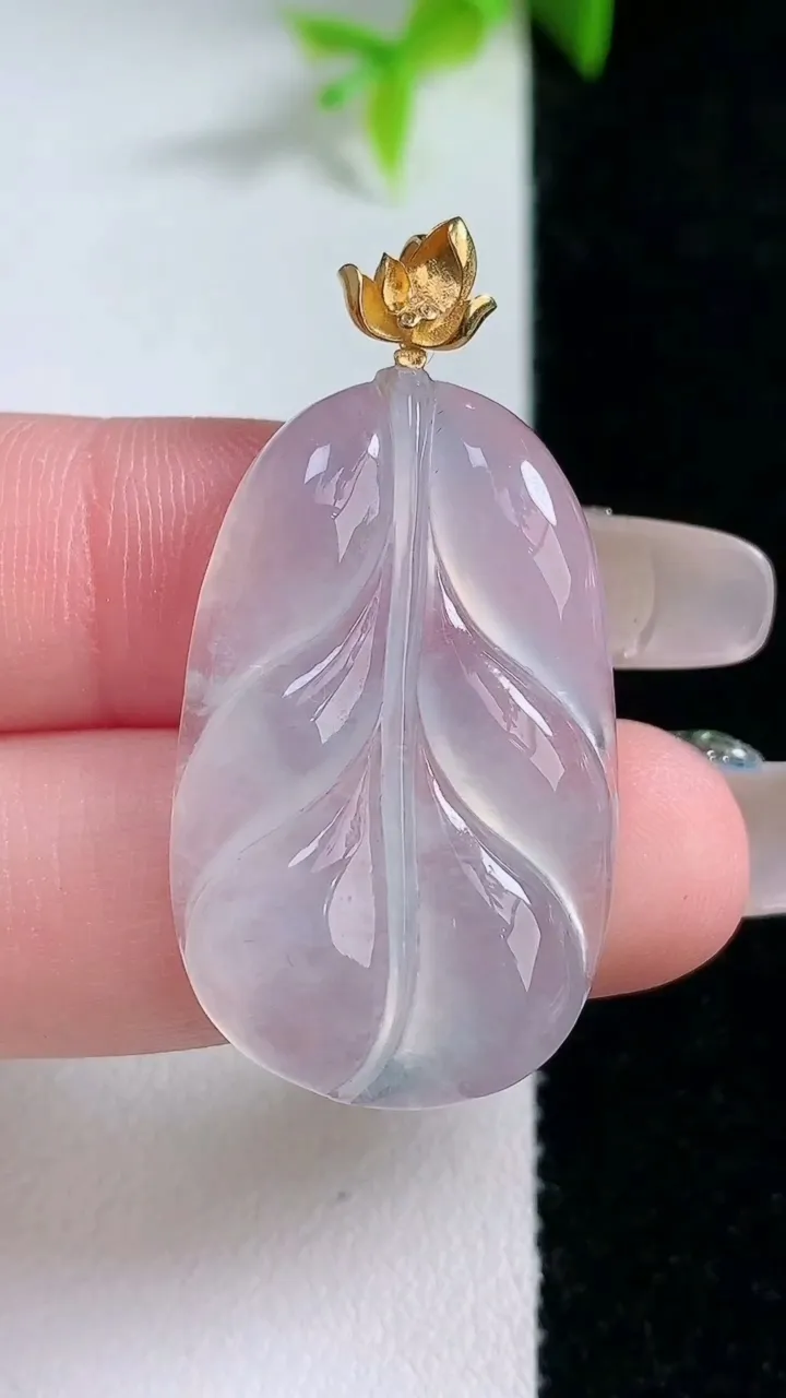 天然A货翡翠种白冰金枝玉叶 叶子吊坠，尺寸32.3-20.2-4.7，重量:6.66g
1月30日