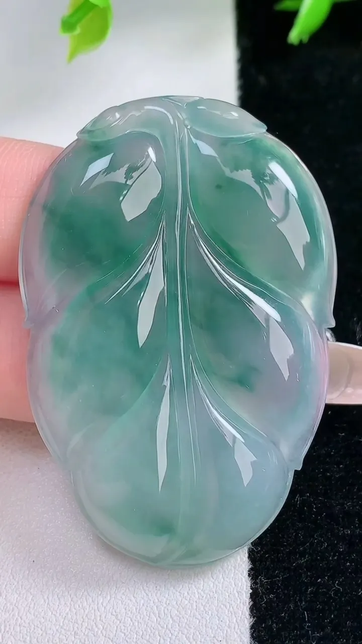 天然A货翡翠种飘花金枝玉叶 叶子吊坠，尺寸51.6-35.2-5.8，重量:19.12g
1月30日