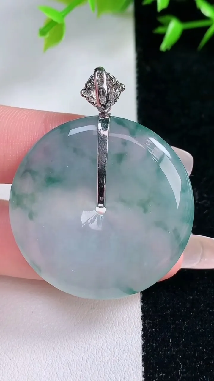 天然A货翡翠种飘花平安扣吊坠，尺寸36.6-5.7，重量:19.20g
1月30日