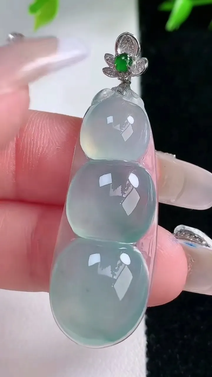 天然A货翡翠种飘花福豆吊坠，尺寸37.3-15-5.4，重量:6.35g
1月30日