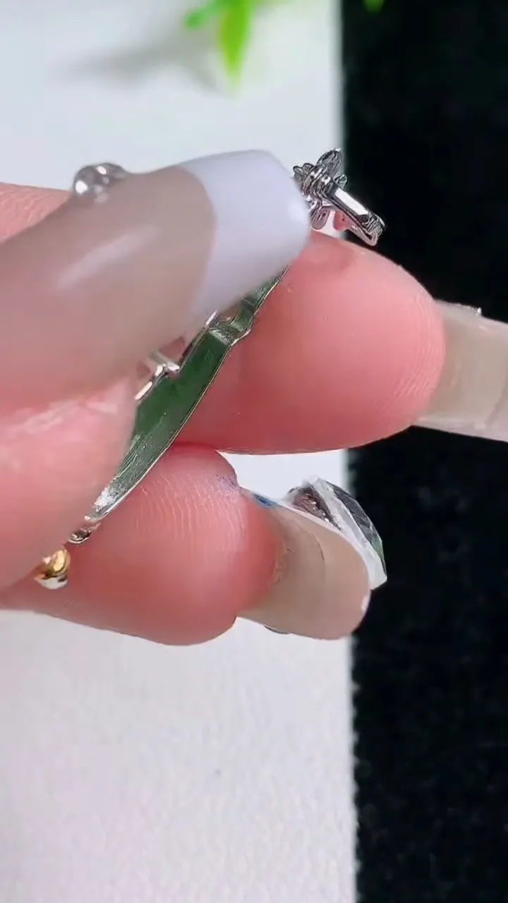 天然A货翡翠松鼠吊坠，尺寸30.6-10.5-4，重量:2.09g
1月30日