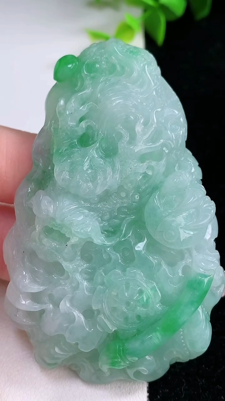 天然A货翡翠龙牌吊坠，尺寸70.8-43.6-12.4，重量:66.05g
1月30日