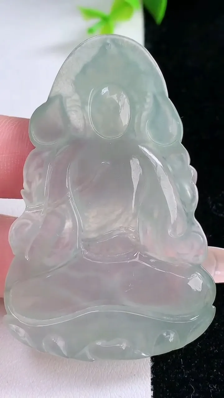 天然A货翡翠度母观音吊坠，尺寸58.8-38.2-5.3，重量:20.87g
1月30日