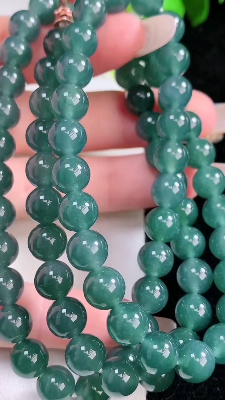 天然A货翡翠圆珠项链，尺寸7.7-75颗，重量:64.43g
1月30日