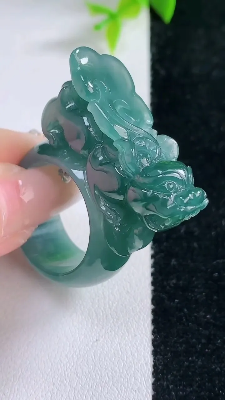 天然A货翡翠貔貅指环扳指，尺寸21.2-32.4-12.2-13.8，重量:23.10g2026年1月30日
工厂直销收藏佳品,种好水足，色泽均匀，有种有色，上手高大气！