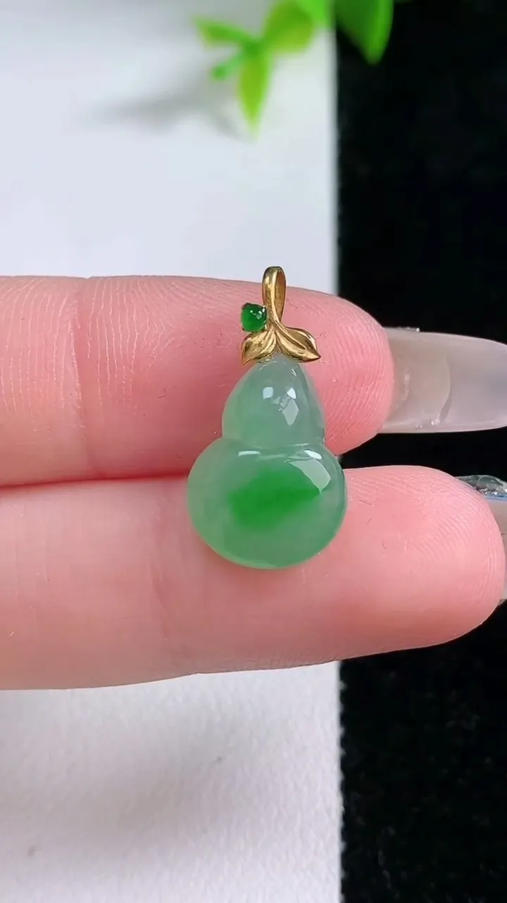 天然A货翡翠葫芦吊坠，尺寸14.6-11-5，重量:1.67g
1月30日