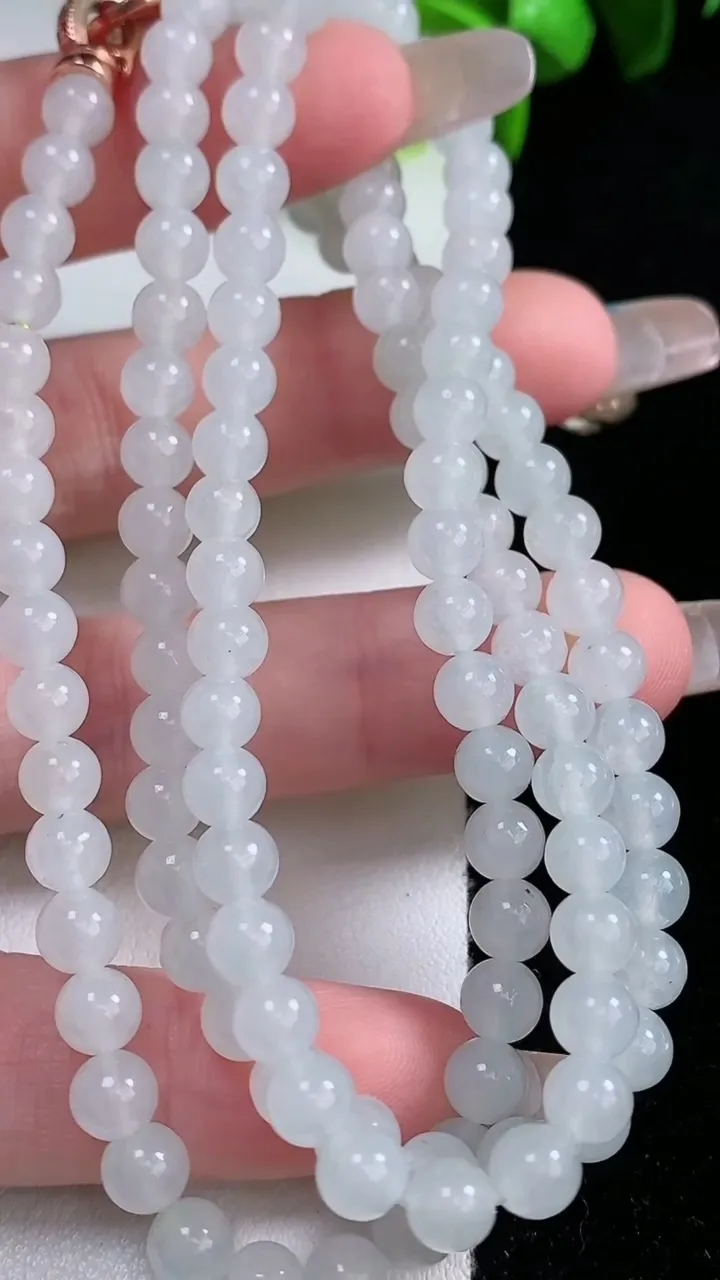 天然A货翡翠圆珠项链，尺寸5.2-119颗，重量:32.11g
1月30日