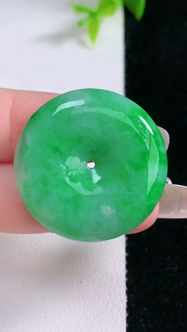 天然A货翡翠平安扣吊坠，尺寸29.8-5，重量:10.00g
1月30日