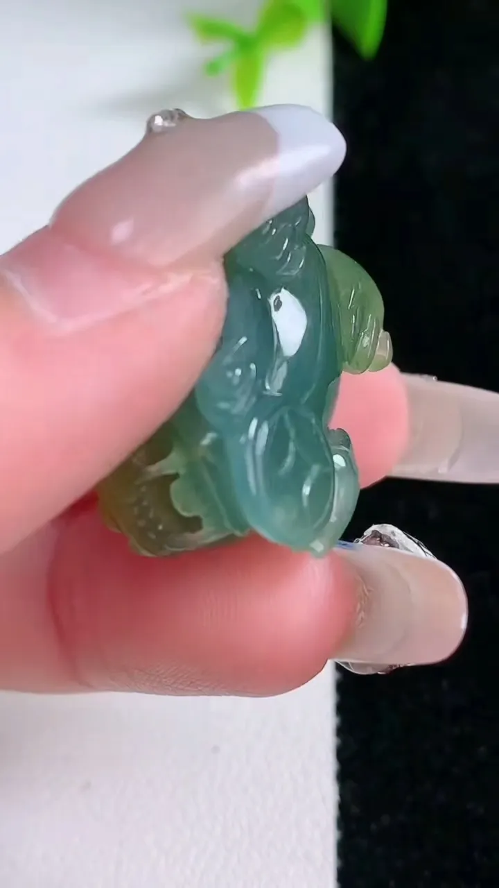 天然A货翡翠双彩貔貅吊坠，尺寸28.7-16.4-13，重量:11.42g
1月30日