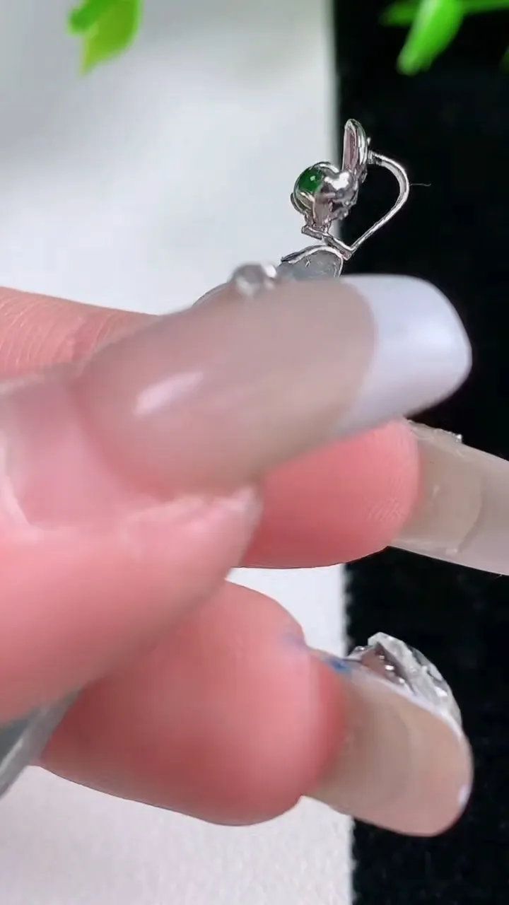 天然A货翡翠种飘花福豆吊坠，尺寸37.3-15-5.4，重量:6.35g
1月30日