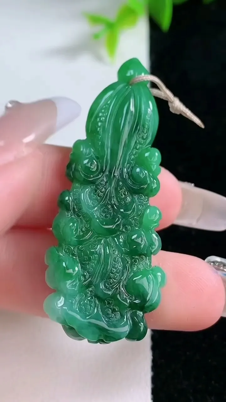 天然A货翡翠白菜吊坠，尺寸51-17-5.3，重量:8.43g
1月30日