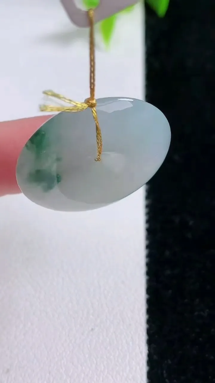 天然A货翡翠飘花平安扣吊坠，尺寸25.8-5.4，重量:7.48g
1月30日