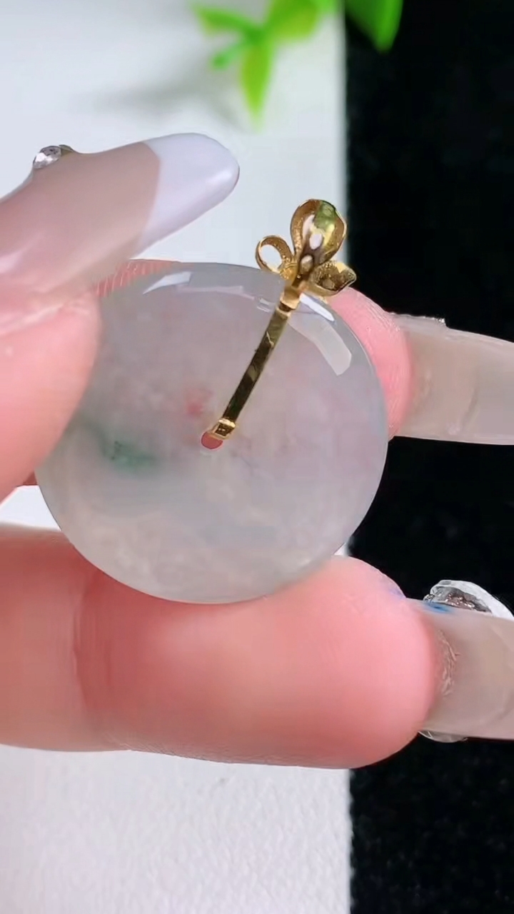 天然A货翡翠18K金飘花平安扣吊坠，尺寸21.6-3.3，重量:3.63g
1月30日