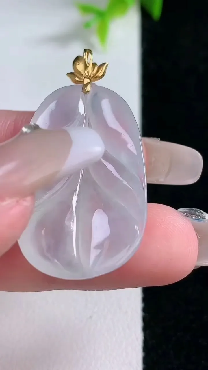 天然A货翡翠种白冰金枝玉叶 叶子吊坠，尺寸32.3-20.2-4.7，重量:6.66g
1月30日