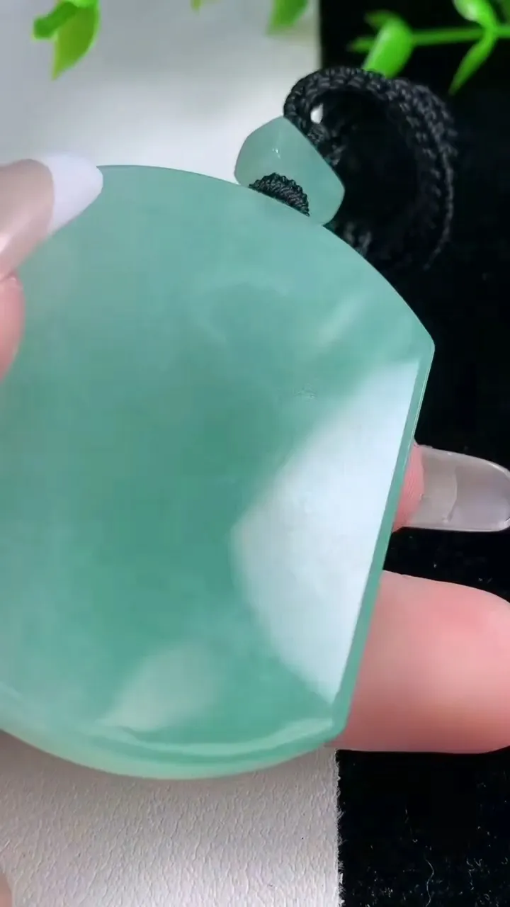 天然A货翡翠无事牌吊坠，尺寸52.6-38.7-5.8，重量:39.55g
1月30日