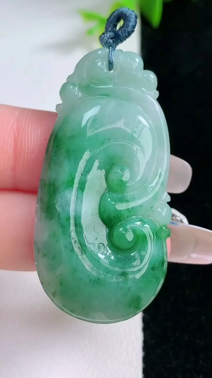 天然A货翡翠如意吊坠，尺寸46.7-23.4-6.5，重量:12.89g
1月30日