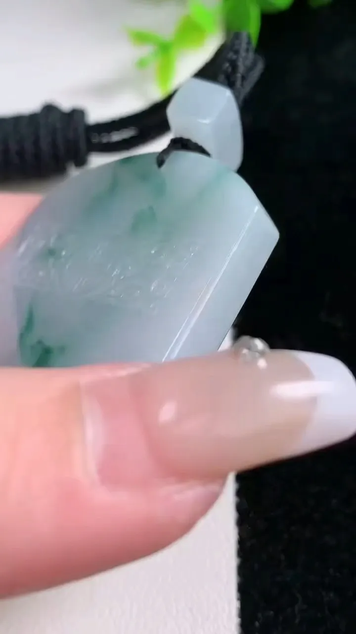 天然A货翡翠飘花仿古无事牌吊坠，尺寸53.5-41.7-6.4，重量:44.74g
1月30日