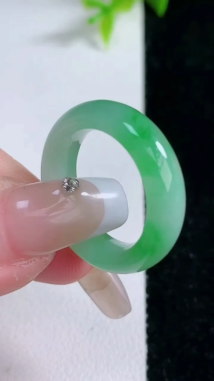 天然A货翡翠指环戒指，尺寸17.6-5.8-4，重量:5.02g2026年1月30日
工厂直销收藏佳