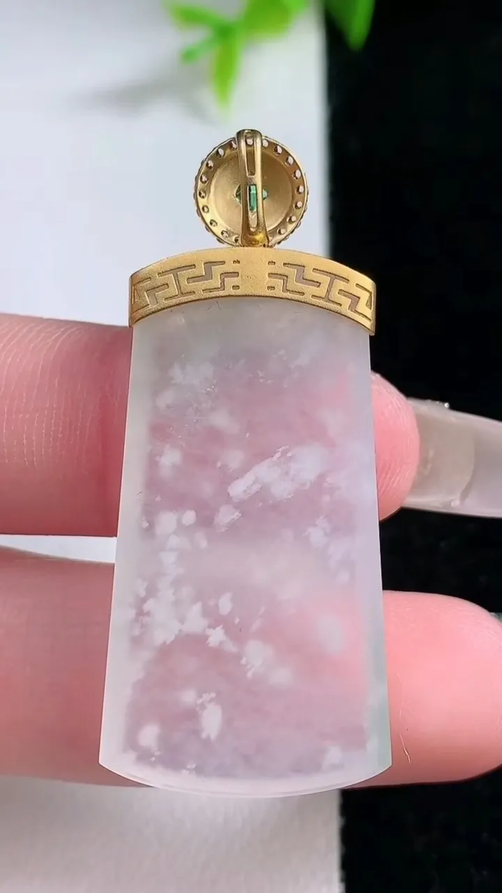 天然A货翡翠种白冰无事牌吊坠，尺寸36.5-19.2-3.2，重量:7.69g
1月30日