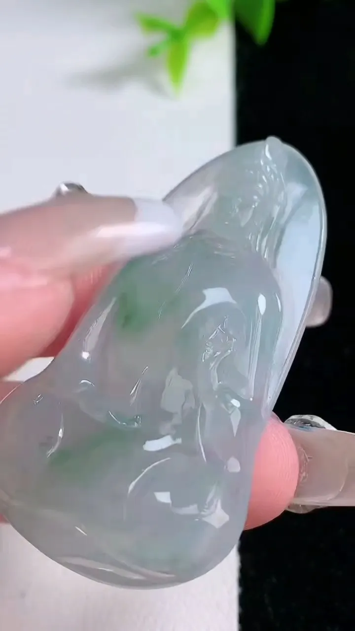 天然A货翡翠冰种飘花观音菩萨吊坠，尺寸50-28.8-5.5，重量:12.77g
1月30日