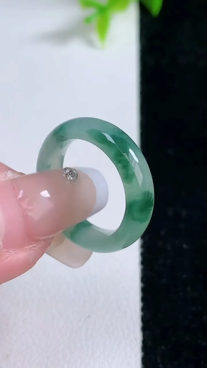 天然A货翡翠飘花指环戒指，尺寸16.3-5.3-3.4，重量:3.17g2026年1月30日
工厂直销收藏佳品,种好水足，色泽均匀，有种有色，上手高大气！