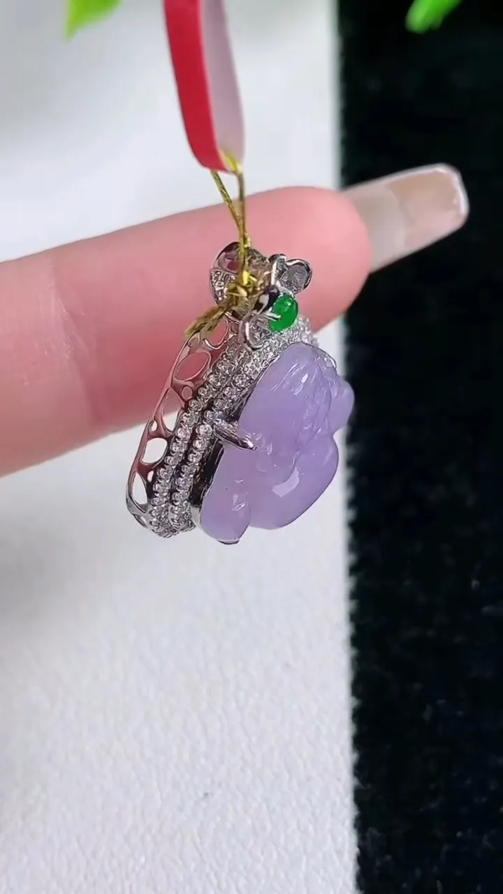 天然A货翡翠18K金紫罗兰佛公吊坠，尺寸22.8-17.5-8.5，裸石12.2-14重量:2.46g
1月30日