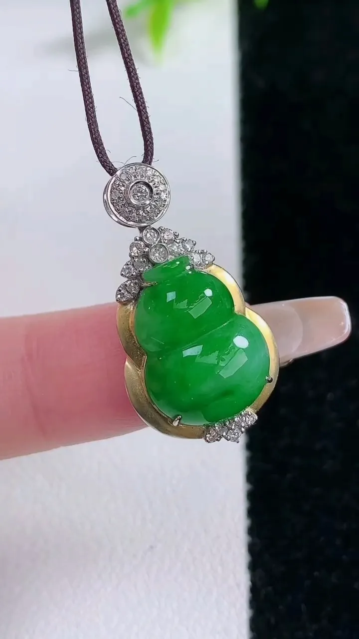 天然A货翡翠葫芦吊坠，尺寸26-14.2-7.7，裸石14.8-11重量:3.46g
1月30日