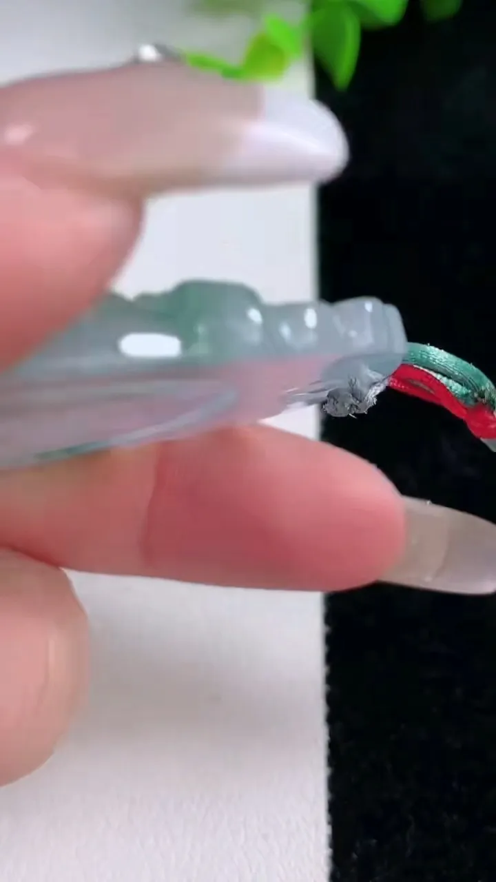 天然A货翡翠冰种飘花生肖猴吊坠，尺寸51.3-43-5.2，重量:22.66g
1月30日