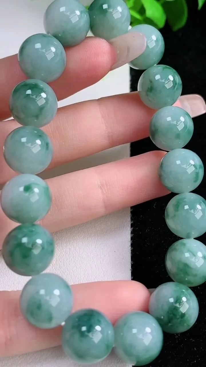 天然A货翡翠飘花圆珠手串，尺寸11.8-17颗，重量:49.92g1月30日
工厂直销收藏佳品,种好水足，色泽均匀，有种有色，上手高大气！