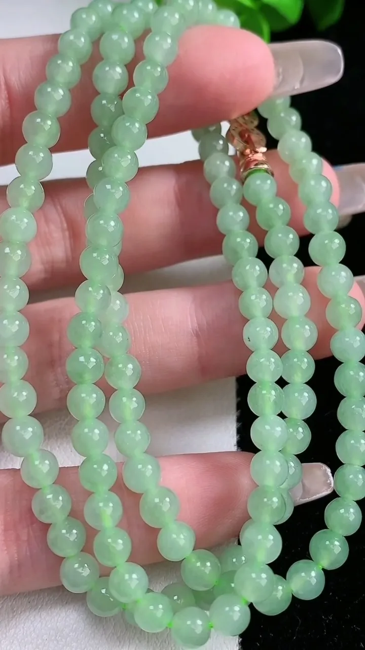 天然A货翡翠圆珠项链，尺寸4.8，重量:23.50g
1月30日