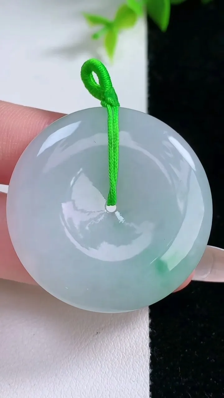 天然A货翡翠平安扣吊坠，尺寸38-5.6，重量:11.58g
1月30日