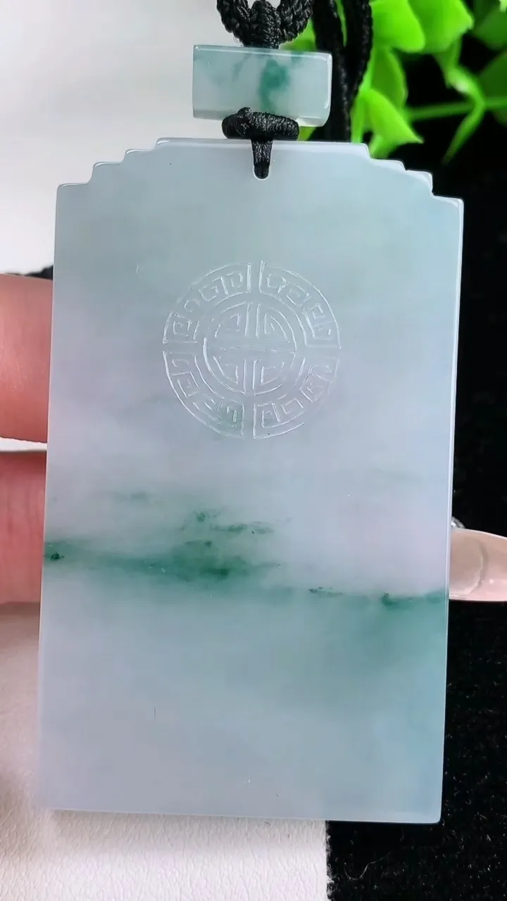 天然A货翡翠飘花仿古无事牌吊坠，尺寸64.6-39-5.3，重量:48.17g
1月30日