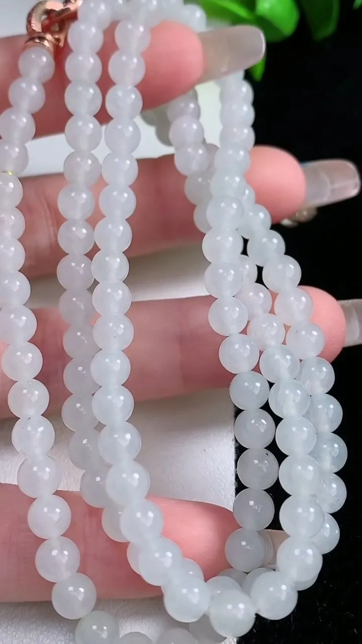 天然A货翡翠圆珠项链，尺寸5.2-119颗，重量:32.11g
1月30日