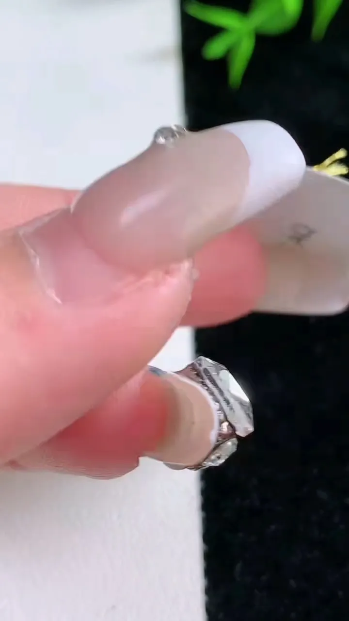 天然A货翡翠冰种飘花平安扣吊坠，尺寸22.5-5.8，重量:6.72g
1月30日