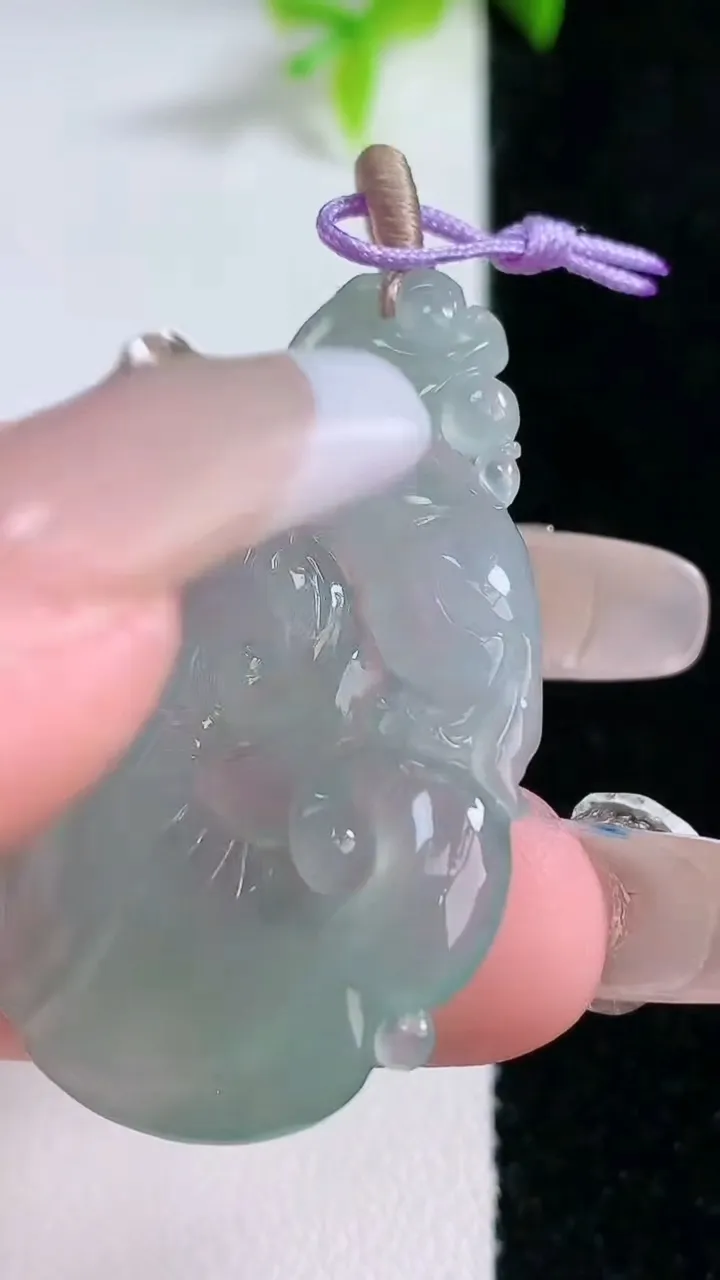 天然A货翡翠如意吊坠，尺寸41-25-3.8，重量:7.54g
1月30日