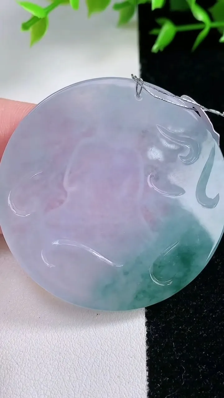 天然A货翡翠紫罗兰飘花观音菩萨吊坠，尺寸51-5.6，重量:31.91g
1月30日