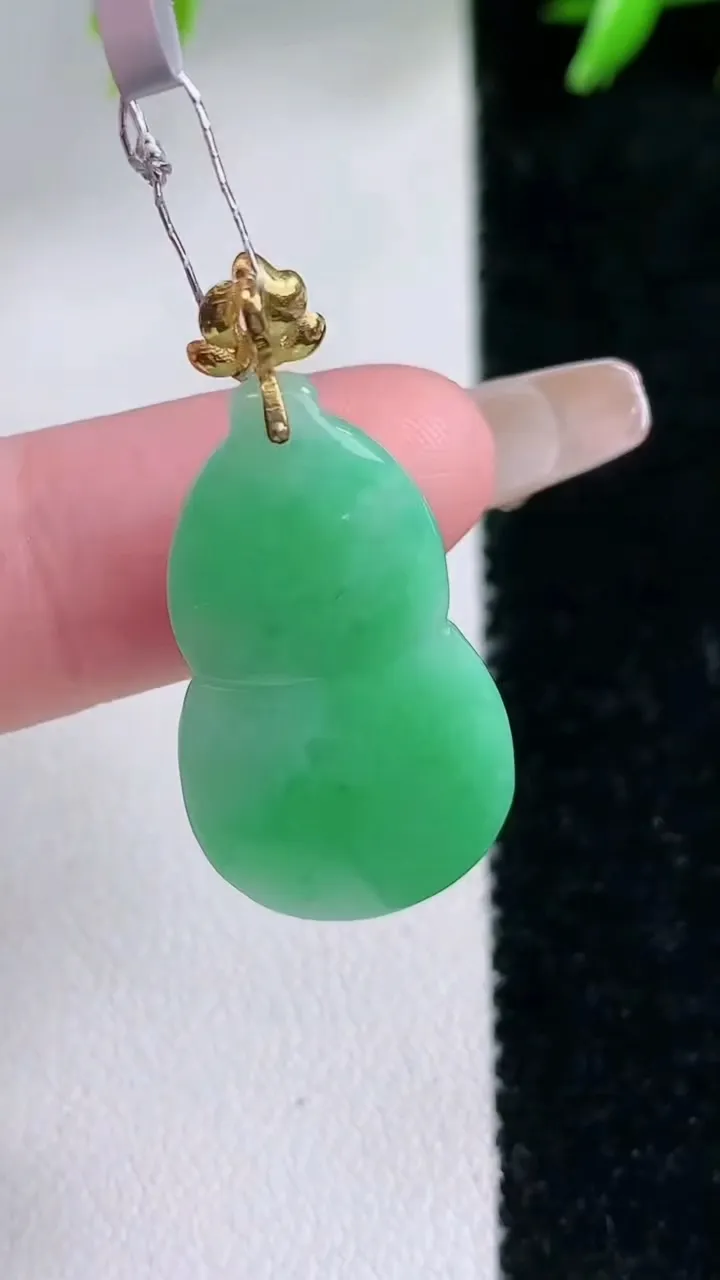 天然A货翡翠葫芦吊坠，尺寸26-15-5.9，重量:4.82g
1月30日